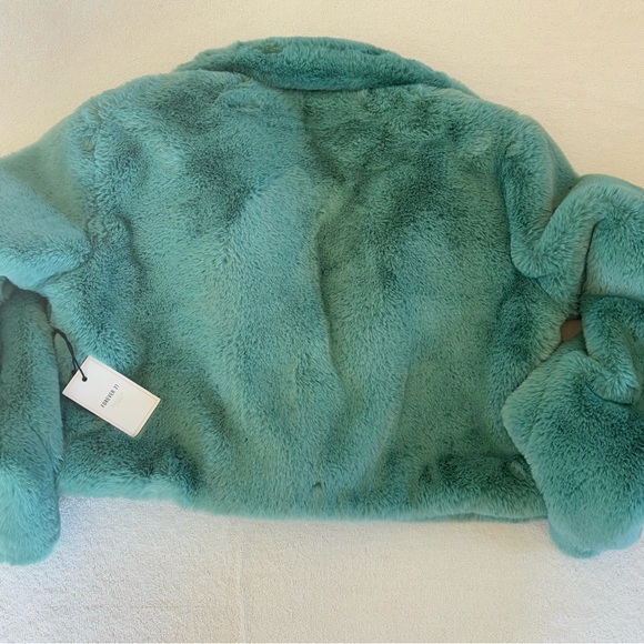 Forever 21 Premium Faux Fur Cropped Teddy Jacket Teal NWT Size M - Picture 7 of 9